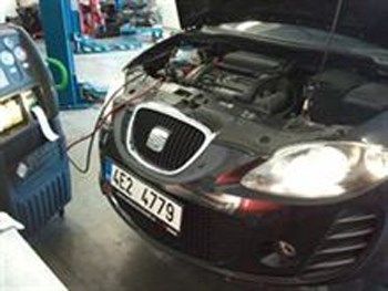 Vůz Seat připojený k servisnímu zařízení v dílně