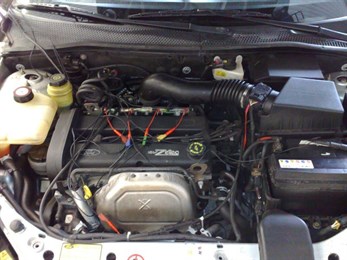 Motorový prostor vozu Ford při servisu